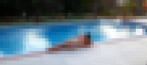 Photo from Sarah** into A la piscine